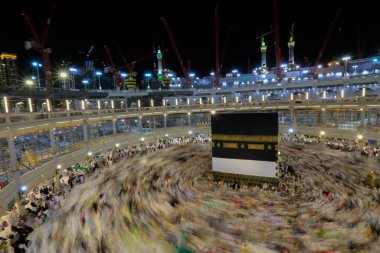 Dünyanın dört bir yanından insanlar Kâbe 'nin çevresinde, Mescidi Haram' da ya da Mescid-i Haram 'da namaz kılıyorlar..