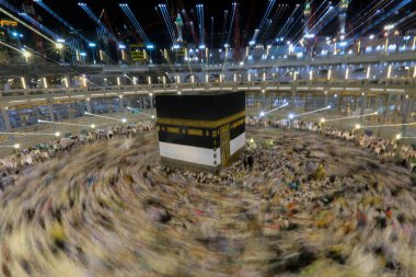 Dünyanın dört bir yanından insanlar Kâbe 'nin çevresinde, Mescidi Haram' da ya da Mescid-i Haram 'da namaz kılıyorlar..