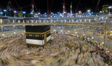Dünyanın dört bir yanından insanlar Kâbe 'nin çevresinde, Mescidi Haram' da ya da Mescid-i Haram 'da namaz kılıyorlar..