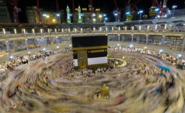 Dünyanın dört bir yanından insanlar Kâbe 'nin çevresinde, Mescidi Haram' da ya da Mescid-i Haram 'da namaz kılıyorlar..