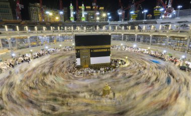 Dünyanın dört bir yanından insanlar Kâbe 'nin çevresinde, Mescidi Haram' da ya da Mescid-i Haram 'da namaz kılıyorlar..