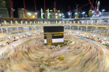 Dünyanın dört bir yanından insanlar Kâbe 'nin çevresinde, Mescidi Haram' da ya da Mescid-i Haram 'da namaz kılıyorlar..