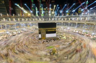 Dünyanın dört bir yanından insanlar Kâbe 'nin çevresinde, Mescidi Haram' da ya da Mescid-i Haram 'da namaz kılıyorlar..