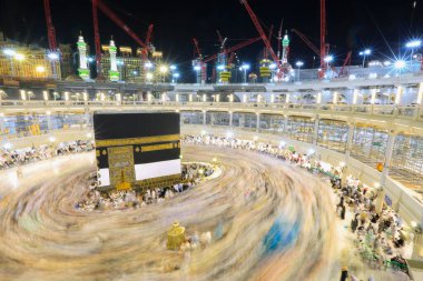 Dünyanın dört bir yanından insanlar Kâbe 'nin çevresinde, Mescidi Haram' da ya da Mescid-i Haram 'da namaz kılıyorlar..