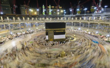 Dünyanın dört bir yanından insanlar Kâbe 'nin çevresinde, Mescidi Haram' da ya da Mescid-i Haram 'da namaz kılıyorlar..