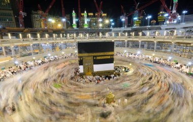 Dünyanın dört bir yanından insanlar Kâbe 'nin çevresinde, Mescidi Haram' da ya da Mescid-i Haram 'da namaz kılıyorlar..