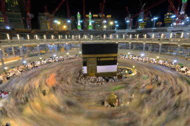 Dünyanın dört bir yanından insanlar Kâbe 'nin çevresinde, Mescidi Haram' da ya da Mescid-i Haram 'da namaz kılıyorlar..