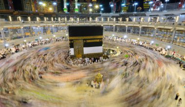 Dünyanın dört bir yanından insanlar Kâbe 'nin çevresinde, Mescidi Haram' da ya da Mescid-i Haram 'da namaz kılıyorlar..