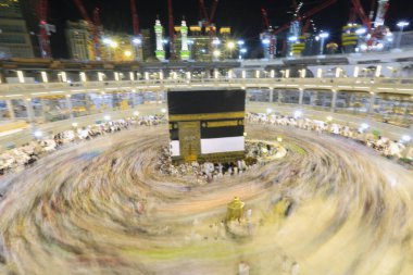 Dünyanın dört bir yanından insanlar Kâbe 'nin çevresinde, Mescidi Haram' da ya da Mescid-i Haram 'da namaz kılıyorlar..