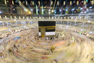 Dünyanın dört bir yanından insanlar Kâbe 'nin çevresinde, Mescidi Haram' da ya da Mescid-i Haram 'da namaz kılıyorlar..