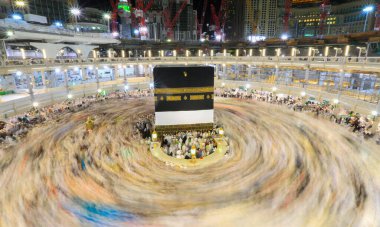 Dünyanın dört bir yanından insanlar Kâbe 'nin çevresinde, Mescidi Haram' da ya da Mescid-i Haram 'da namaz kılıyorlar..