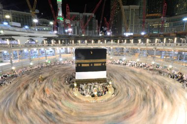 Dünyanın dört bir yanından insanlar Kâbe 'nin çevresinde, Mescidi Haram' da ya da Mescid-i Haram 'da namaz kılıyorlar..