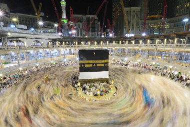 Dünyanın dört bir yanından insanlar Kâbe 'nin çevresinde, Mescidi Haram' da ya da Mescid-i Haram 'da namaz kılıyorlar..