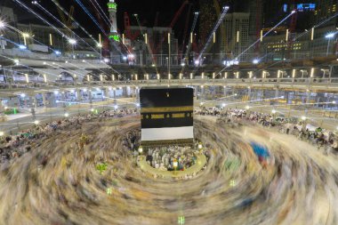 Dünyanın dört bir yanından insanlar Kâbe 'nin çevresinde, Mescidi Haram' da ya da Mescid-i Haram 'da namaz kılıyorlar..