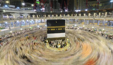 Dünyanın dört bir yanından insanlar Kâbe 'nin çevresinde, Mescidi Haram' da ya da Mescid-i Haram 'da namaz kılıyorlar..