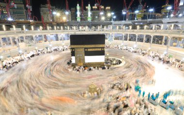 Dünyanın dört bir yanından insanlar Kâbe 'nin çevresinde, Mescidi Haram' da ya da Mescid-i Haram 'da namaz kılıyorlar..