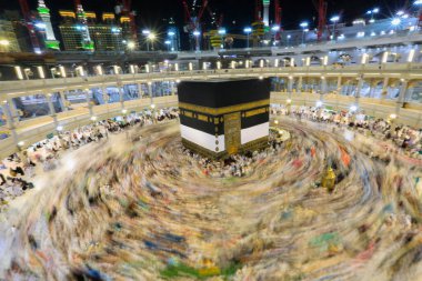 Dünyanın dört bir yanından insanlar Kâbe 'nin çevresinde, Mescidi Haram' da ya da Mescid-i Haram 'da namaz kılıyorlar..