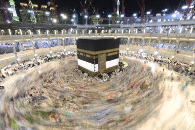 Dünyanın dört bir yanından insanlar Kâbe 'nin çevresinde, Mescidi Haram' da ya da Mescid-i Haram 'da namaz kılıyorlar..