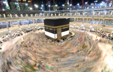 Dünyanın dört bir yanından insanlar Kâbe 'nin çevresinde, Mescidi Haram' da ya da Mescid-i Haram 'da namaz kılıyorlar..