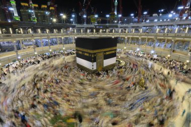 Dünyanın dört bir yanından insanlar Kâbe 'nin çevresinde, Mescidi Haram' da ya da Mescid-i Haram 'da namaz kılıyorlar..