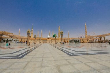 Mescidi Nabi ve minare, Medine. Minarelerin dış görünüşü ve bir caminin yeşil kubbesi. Medine, Suudi Arabistan