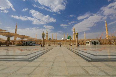 Mescidi Nabi ve minare, Medine. Minarelerin dış görünüşü ve bir caminin yeşil kubbesi. Medine, Suudi Arabistan