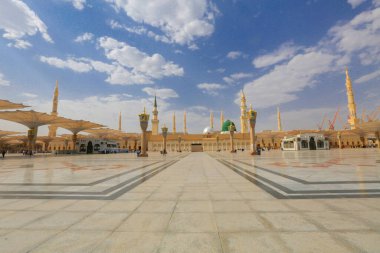 Mescidi Nabi ve minare, Medine. Minarelerin dış görünüşü ve bir caminin yeşil kubbesi. Medine, Suudi Arabistan