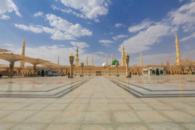 Mescidi Nabi ve minare, Medine. Minarelerin dış görünüşü ve bir caminin yeşil kubbesi. Medine, Suudi Arabistan