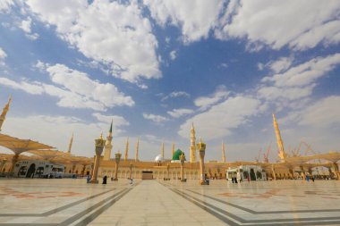 Mescidi Nabi ve minare, Medine. Minarelerin dış görünüşü ve bir caminin yeşil kubbesi. Medine, Suudi Arabistan