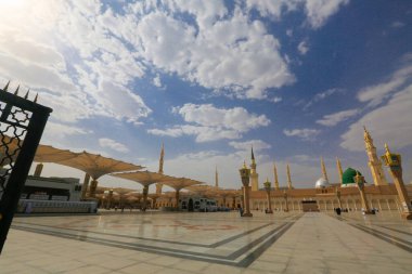 Mescidi Nabi ve minare, Medine. Minarelerin dış görünüşü ve bir caminin yeşil kubbesi. Medine, Suudi Arabistan