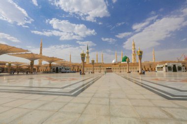 Mescidi Nabi ve minare, Medine. Minarelerin dış görünüşü ve bir caminin yeşil kubbesi. Medine, Suudi Arabistan