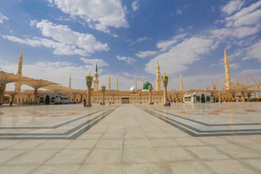 Mescidi Nabi ve minare, Medine. Minarelerin dış görünüşü ve bir caminin yeşil kubbesi. Medine, Suudi Arabistan