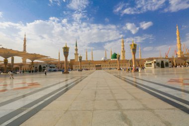 Mescidi Nabi ve minare, Medine. Minarelerin dış görünüşü ve bir caminin yeşil kubbesi. Medine, Suudi Arabistan