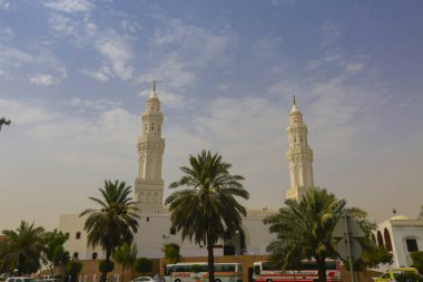 Mescidi Nabi ve minare, Medine. Minarelerin dış görünüşü ve bir caminin yeşil kubbesi. Medine, Suudi Arabistan