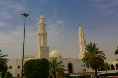 Mescidi Nabi ve minare, Medine. Minarelerin dış görünüşü ve bir caminin yeşil kubbesi. Medine, Suudi Arabistan