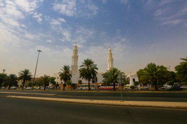 Mescidi Nabi ve minare, Medine. Minarelerin dış görünüşü ve bir caminin yeşil kubbesi. Medine, Suudi Arabistan