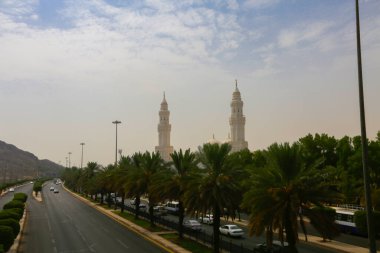 Mescidi Nabi ve minare, Medine. Minarelerin dış görünüşü ve bir caminin yeşil kubbesi. Medine, Suudi Arabistan