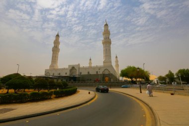 Mescidi Nabi ve minare, Medine. Minarelerin dış görünüşü ve bir caminin yeşil kubbesi. Medine, Suudi Arabistan