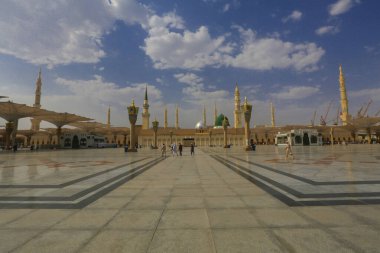 Mescidi Nabi ve minare, Medine. Minarelerin dış görünüşü ve bir caminin yeşil kubbesi. Medine, Suudi Arabistan