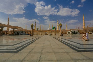 Mescidi Nabi ve minare, Medine. Minarelerin dış görünüşü ve bir caminin yeşil kubbesi. Medine, Suudi Arabistan