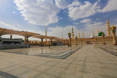 Mescidi Nabi ve minare, Medine. Minarelerin dış görünüşü ve bir caminin yeşil kubbesi. Medine, Suudi Arabistan