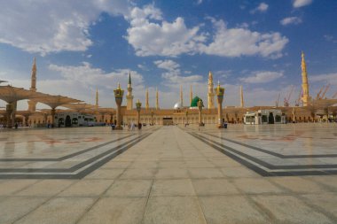 Mescidi Nabi ve minare, Medine. Minarelerin dış görünüşü ve bir caminin yeşil kubbesi. Medine, Suudi Arabistan