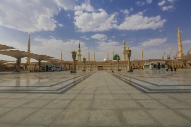 Mescidi Nabi ve minare, Medine. Minarelerin dış görünüşü ve bir caminin yeşil kubbesi. Medine, Suudi Arabistan