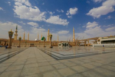 Mescidi Nabi ve minare, Medine. Minarelerin dış görünüşü ve bir caminin yeşil kubbesi. Medine, Suudi Arabistan
