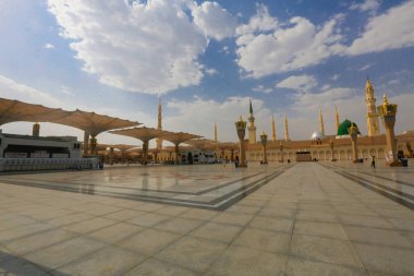 Mescidi Nabi ve minare, Medine. Minarelerin dış görünüşü ve bir caminin yeşil kubbesi. Medine, Suudi Arabistan