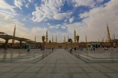 Mescidi Nabi ve minare, Medine. Minarelerin dış görünüşü ve bir caminin yeşil kubbesi. Medine, Suudi Arabistan