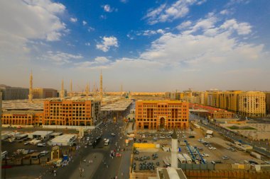 Mescidi Nabi ve minare, Medine. Minarelerin dış görünüşü ve bir caminin yeşil kubbesi. Medine, Suudi Arabistan