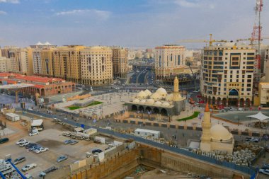 Mescidi Nabi ve minare, Medine. Minarelerin dış görünüşü ve bir caminin yeşil kubbesi. Medine, Suudi Arabistan