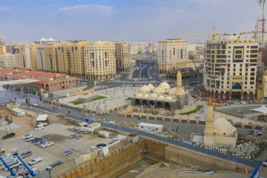 Mescidi Nabi ve minare, Medine. Minarelerin dış görünüşü ve bir caminin yeşil kubbesi. Medine, Suudi Arabistan