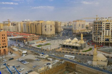 Mescidi Nabi ve minare, Medine. Minarelerin dış görünüşü ve bir caminin yeşil kubbesi. Medine, Suudi Arabistan